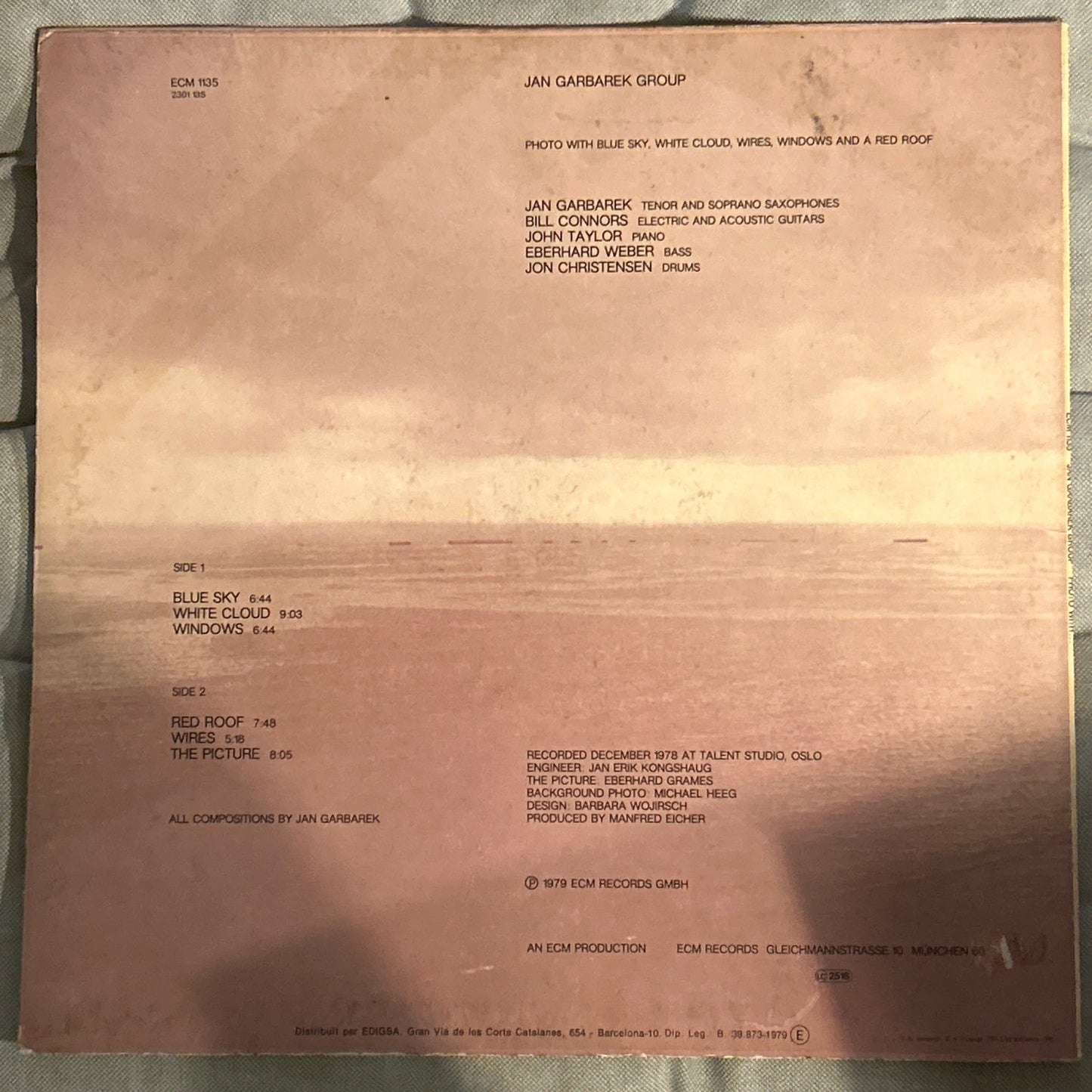 LP Jan Garbarek Group – Photo With Blue Sky, White Cloud, Wires, Windows And A Red Roof 2ª Mano - DISCOS NAKASHA