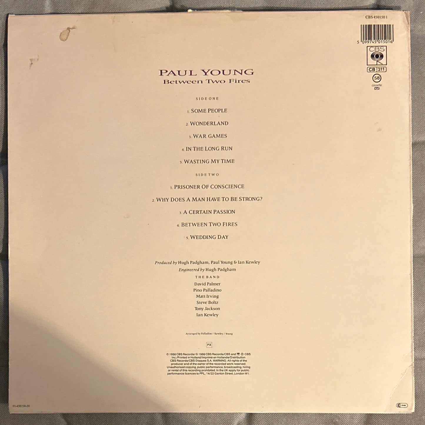 LP Paul Young – Between Two Fires 2ª Mano (Producto exclusivo recogida en tienda)