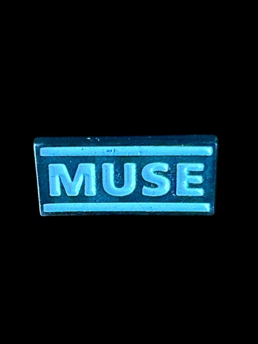 Pin Muse (Commande minimum pour l'expédition 12 unités)