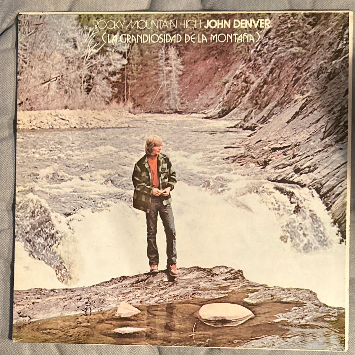 LP John Denver ‎– Rocky Mountain High = La Grandiosidad De La Montaña 2ª Mano - DISCOS NAKASHA