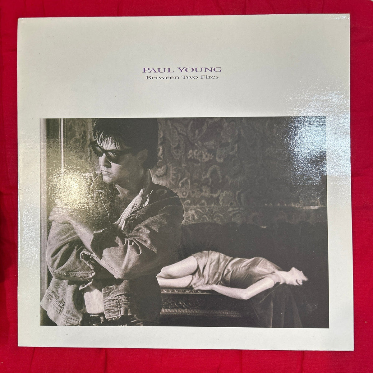LP Paul Young – Between Two Fires 2ª Mano (Producto exclusivo recogida en tienda) - DISCOS NAKASHA