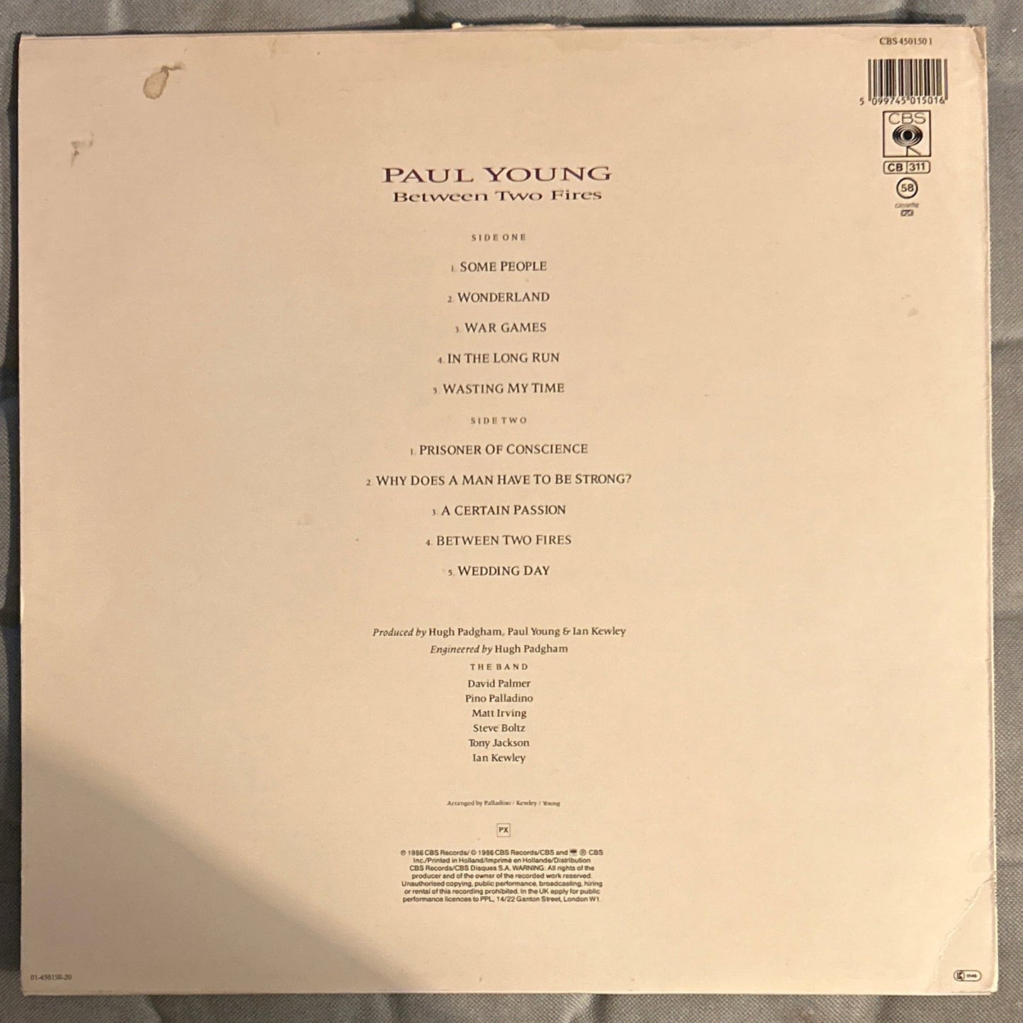 LP Paul Young – Between Two Fires 2ª Mano (Producto exclusivo recogida en tienda) - DISCOS NAKASHA