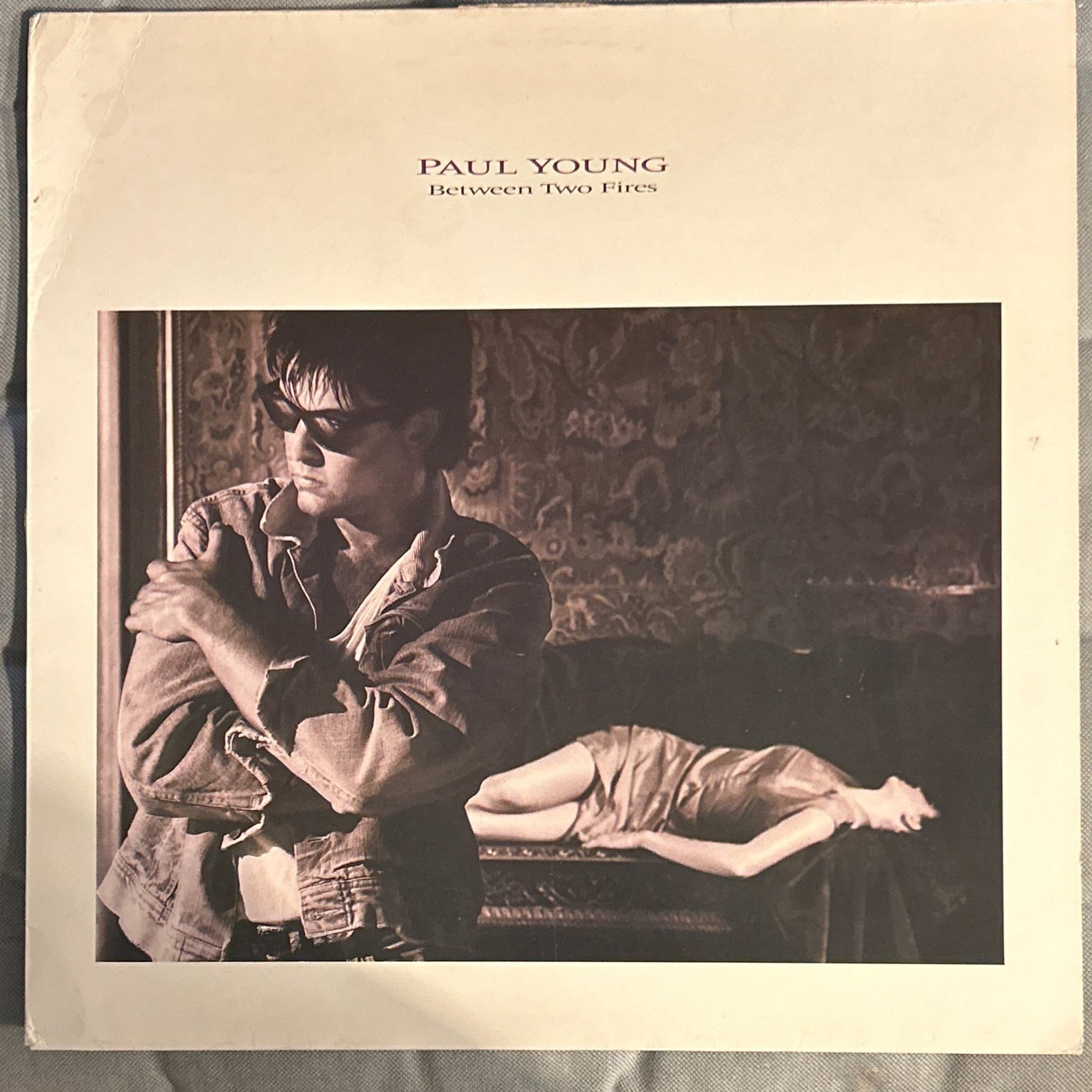 LP Paul Young – Between Two Fires 2ª Mano (Producto exclusivo recogida en tienda) - DISCOS NAKASHA